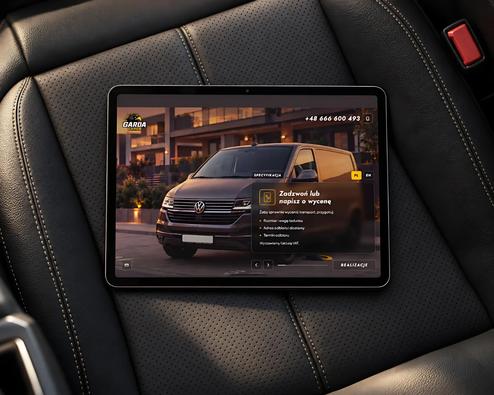 Tablet leżący na czarnym, pikowanym skórzanym fotelu samochodowym, na ekranie strona Transport Garda: Volkswagen Transporter o zachodzie słońca i panel „Zadzwoń lub napisz o wycenę”.