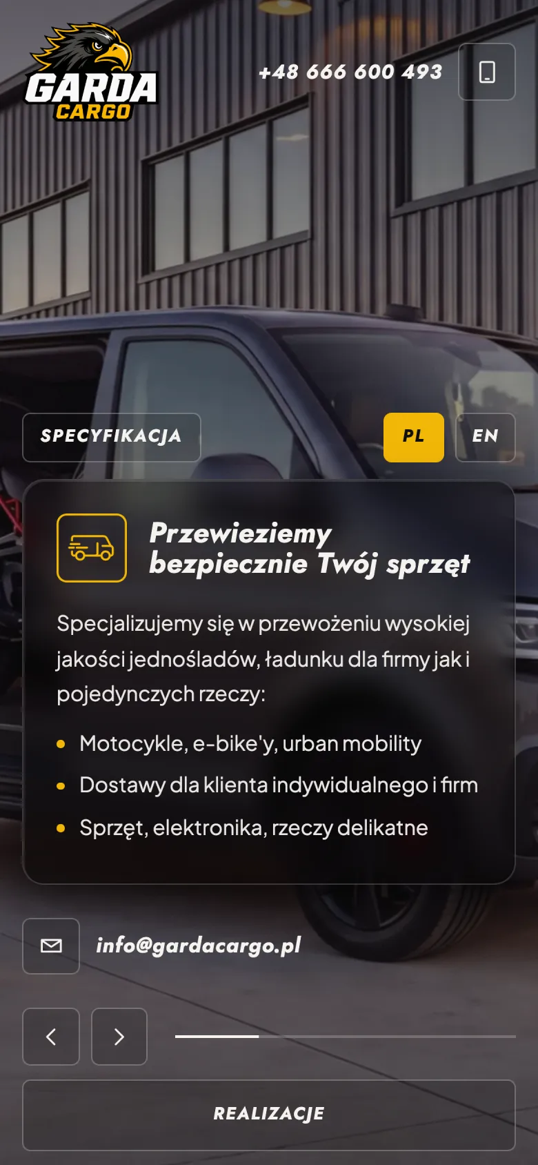 Strona Transport Garda na telefonie: logo i numer telefonu na górze, panel pierwszego slajdu, pod nim adres e-mail, strzałki slajdów i szeroki przycisk „Realizacje”.