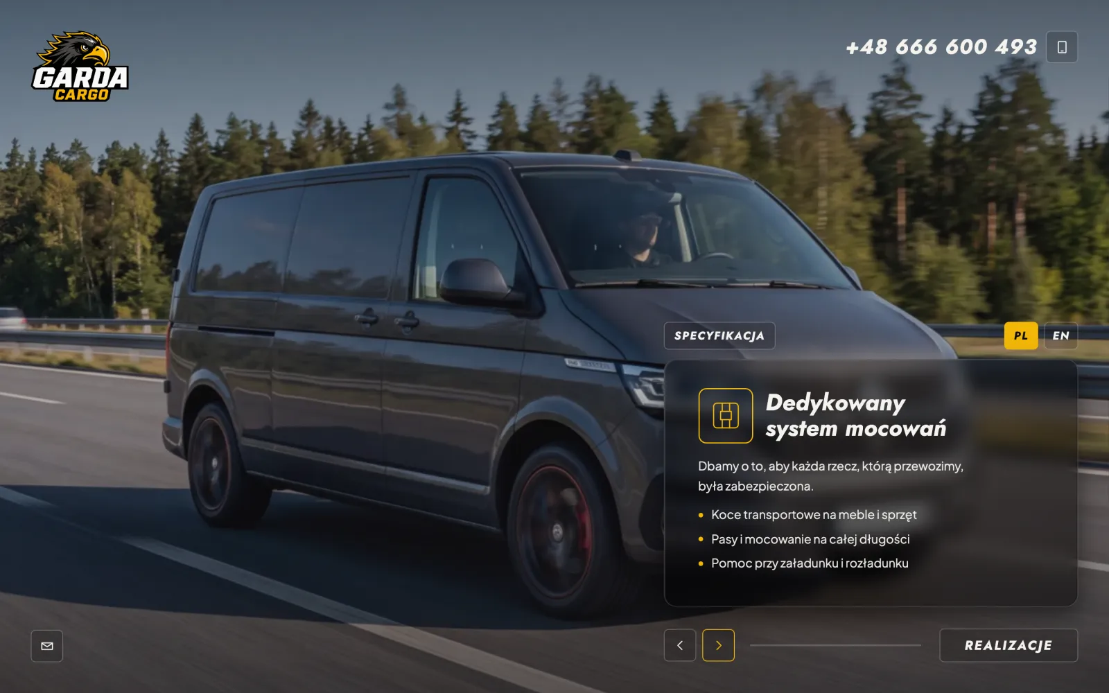 Drugi slajd: bus w trasie wzdłuż lasu, panel „Dedykowany system mocowań” z listą: koce transportowe, pasy i mocowanie na całej długości, pomoc przy załadunku i rozładunku.