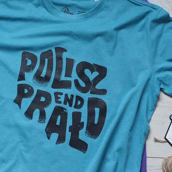 Teal t-shirt printed with the bold "Polisz end prałd" hand-lettering.
